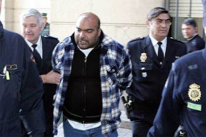 La policía condujo ayer a Ricardo Suárez ante el juez, quien lo envió a prisión por la muerte del celador del hospital Virgen del Rocío.
