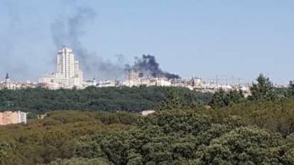 Columna de humo vista desde la Casa de Campo.