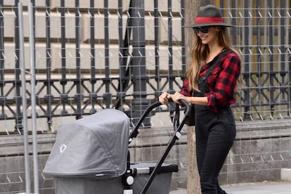 Ariadne Artiles pasea a su hija Ari por las calles de Madrid.