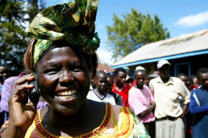Wangari Maathai atiende por teléfono desde el poblado de Ihururu (en el centro de Kenia) las felicitaciones por el galardón.