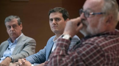 Albert Rivera, el filósofo Fernando Savater y el jurista Francisco Sosa Wagner en Bilbao.