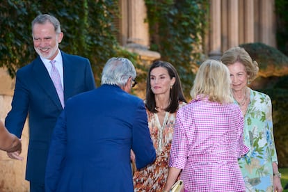 Esta recepción se ha convertido en uno de los eventos sociales del verano mallorquín, en el que se mezcla una representación muy dispar de la sociedad balear y donde los Reyes aprovechan para charlar, de manera distendida, con los invitados.
