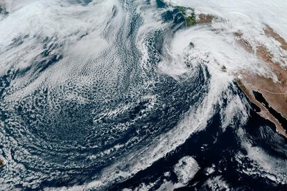 Imagen satelital del río atmosférico sobre California, también llamado 'Pineapple Express' por el recorrido del fenómeno desde Hawái.