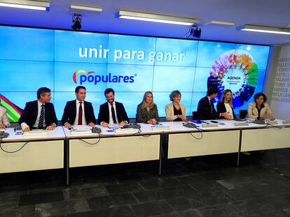 El entonces presidente del Partido Popular Pablo Casado (en el centro), con el entonces secretario general Teodoro García Egea a su derecha, durante la reunión del Comité Ejecutivo Nacional del 23 de septiembre de 2019 en Madrid.