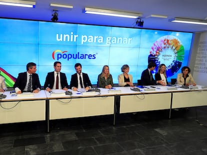 El entonces presidente del Partido Popular Pablo Casado (en el centro), con el entonces secretario general Teodoro García Egea a su derecha, durante la reunión del Comité Ejecutivo Nacional del 23 de septiembre de 2019 en Madrid.