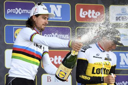 Sagan descorcha champán para celebrar su victoria en el Tour de Flandes. 