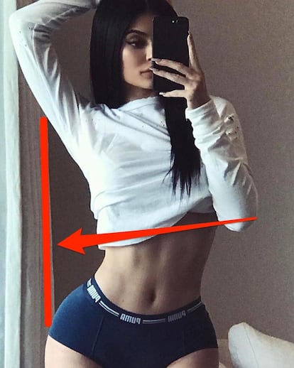 Kylie Jenner
La benjamina de las Kardashian ha sido cuestionada en multitud de ocasiones por alterar las imágenes que comparte en redes para parecer más atractiva (en términos normativos) de lo que es en realidad.