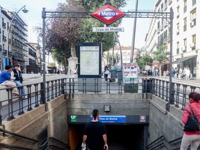 Entrada a la estación de Tirso de Molina del metro de Madrid.
