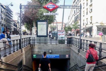 Entrada a la estación de Tirso de Molina del metro de Madrid.