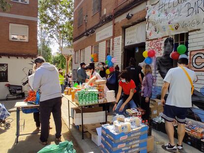 Reparto de comida el pasado fin de semana en la Asociación de Vecinos de Aluche, en una imagen cedida por la asociación.