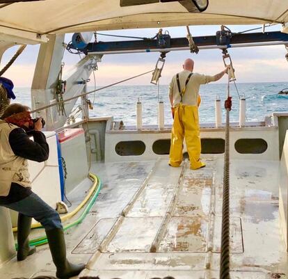 Resino, en la cubierta de un barco de pesca.