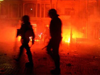 Dos agentes de policía en la Rambla durante los disturbios del miércoles.
