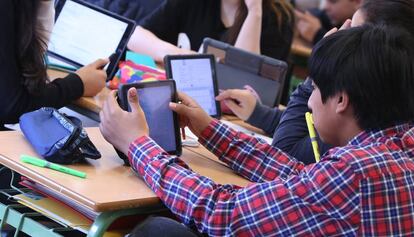 Los alumnos de una escuela de Madrid trabajan con unas tablets.