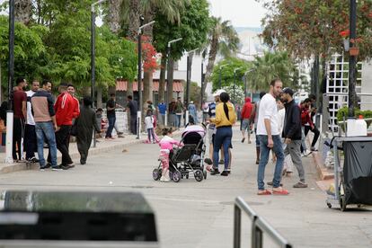 Varias personas esperando para ser trasladadas desde Melilla. EFE/F.G.Guerrero