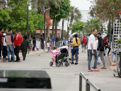 Varias personas esperando para ser trasladadas desde Melilla. EFE/F.G.Guerrero