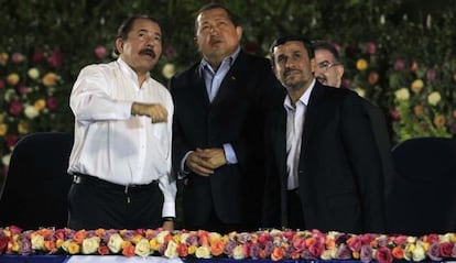 De izquierda a derecha, Daniel Ortega, Hugo Chávez y Mahmud Ahmadineyad, el lunes durante la investidura del primero.