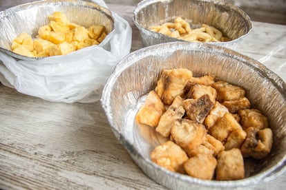 Recipientes de aluminio con sobras de un restaurante. 