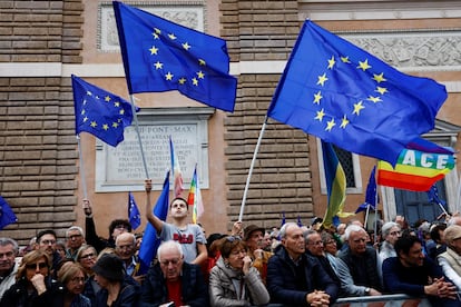 Banderas de Europa son ondeadas por los manifestantes durante la protesta en la capital italiana.