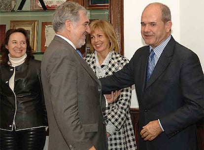 Cándido Conde-Pumpido y Manuel Chaves, ayer, en la Casa Rosa. Detrás Concha Gutiérrez y María José López.