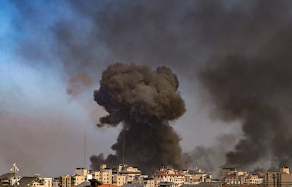 Una columna de humo se eleva en el norte de la Franja, tras un ataque israelí, este jueves.