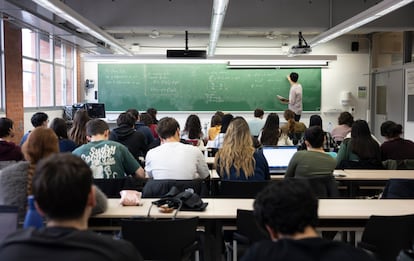 Alumnos en clase en la facultad de Informática de la Universidad Politécnica de Cataluña.
