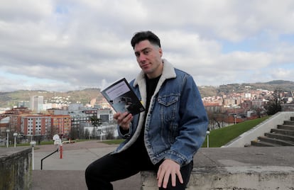 Eneko Axpe, con su libro en Bilbao.