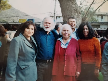 Gato con su madre, con Mónica y la familia Espinoza de Salamanca. 