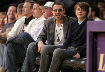 Robert Downey Jr con su hijo Indio en un partido de baloncesto en Los Ángeles en 2008.