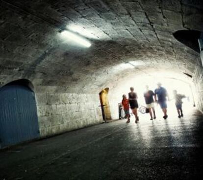 Los túneles de Gibraltar (en la página siguiente, arriba) también aparecen en alguna secuencia destacada. Es donde Daniel Monzón fija los personajes que desarrollan el tráfico a mayor escala en ‘El niño’.