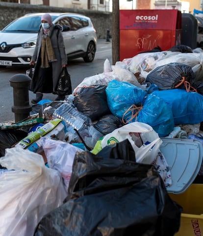 Acumulación de basura en una calle del centro de Salt, este jueves.