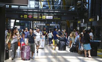 Viajeros en el aeropuerto de Adolfo Suárez Madrid - Barajas