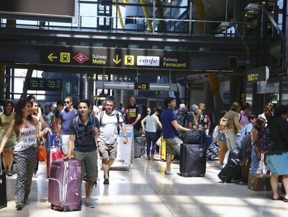 Viajeros en el aeropuerto de Adolfo Suárez Madrid - Barajas