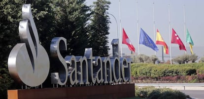 Logo de Banco Santander en uno de los accesos a la sede operativa en Madrid, en Boadilla del Monte.