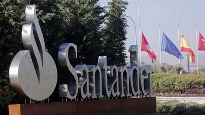 Logo de Banco Santander en uno de los accesos a la sede operativa en Madrid, en Boadilla del Monte.