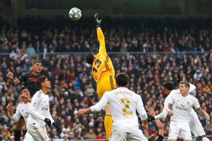 El guardameta belga del Real Madrid, Thibaut Courtois (en el centro), despeja el balón ante el Sevilla.