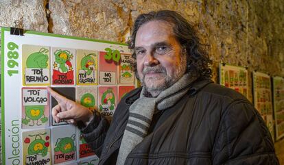 El creador del Toi, Jordi Català, en l'exposició de la particular mascota, que va arrasar als noranta i que compleix 30 anys.