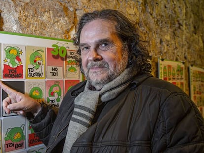 El creador del Toi, Jordi Català, en l'exposició de la particular mascota, que va arrasar als noranta i que compleix 30 anys.