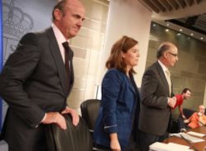 La vicepresidenta del Gobierno, Soraya S&aacute;enz de Santamar&iacute;a, junto al ministro de Hacienda, Crist&oacute;bal Montoro, y el ministro de Econom&iacute;a, Luis de Guindos, a la llegada a la rueda de prensa que han ofrecido tras la reuni&oacute;n del Consejo de Ministros 