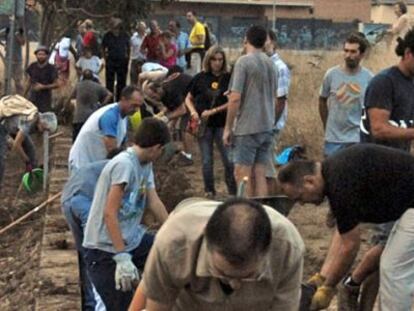 Vecinos de Benimaclet, en el huerto urbano del barrio