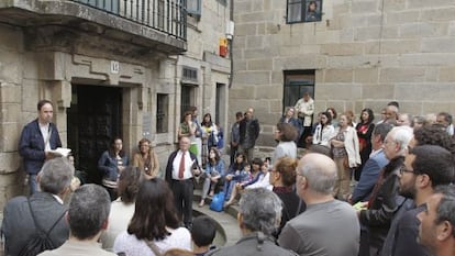 O poeta Carlos Negro le un manifesto ante os concentrados en defensa deste espazo cultural / ANXO IGLESIAS