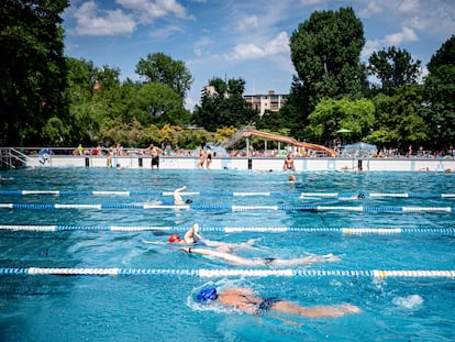 Bañistas en una piscina del barrio berlinés de Kreuzberg, el 11 de junio.