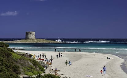 La playa de Spiaggia della Pelosa, en Cerdeña, con la torre della Pelosa (del siglo XVI) al fondo.