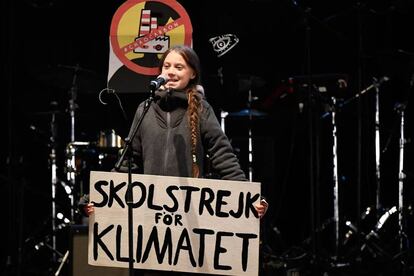 La activista Greta Thunberg da un discurso tras la marcha contra el cambio climático, el viernes, en Madrid