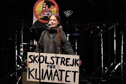 La activista Greta Thunberg da un discurso tras la marcha contra el cambio climático, el viernes, en Madrid