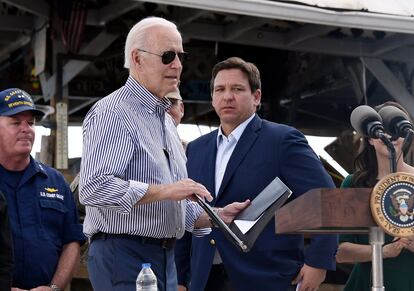 El gobernador Ron DeSantis junto al presidente Joe Biden en Fort Myers, Florida, después del paso del huracán Ian, el 5 de octubre. 