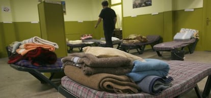 Un voluntario trabaja en el albergue de Cáritas en San Sebastián.