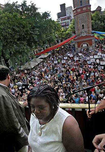 La activista Remei Sipi, pregonera de las fiestas, entre Ricard Martínez (izquierda) y Ferran Mascarell.