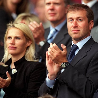 Roman e Irina Abramovich se divorciaron en 2007, tras 16 años de matrimonio. El acuerdo se llevó en secreto desde Moscú, pero se ha informado de que la cantidad que ella recibió supera los 323 millones de euros, a la que se sumaron diversas propiedades y vehículos, debido a la gran fortuna del dueño del equipo de fútbol Chelsea y dado que dicha magnitud de dinero fue construida durante el transcurso del matrimonio. Cuando la pareja se conoció, Roman era un hombre de negocios que vendía muñecas rusas y patos de goma. Durante los años noventa, el empresario aprovechó la nueva Rusia capitalista para acumular, hasta la fecha de su separación, 1.551 millones de euros. La pareja se acogió a la ley rusa para tramitar su divorcio, que tiende a repartir a partes iguales la riqueza generada durante el matrimonio.