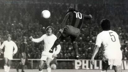 Sotil toca de cap entre Zoco i Benito en el 0-5 del Barça al Madrid el 1974.