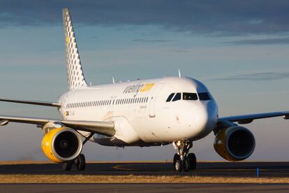 Un avi&oacute;n de Vueling.